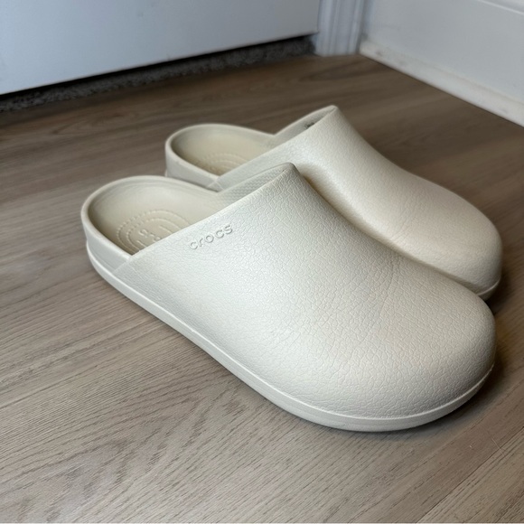 CROCS Dylan Clogs Slip On Slides Size Men’s 7 Women’s 9 Stucco Shoes Sandals - Picture 1 of 7